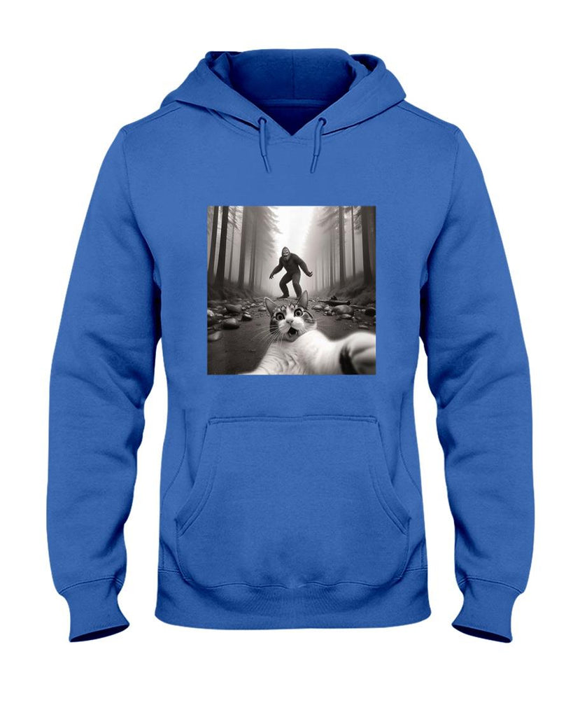 Funny Tees - Funny Surprised Scared Cat Selfie With Sasquatsch Bigfoot T-Shirt