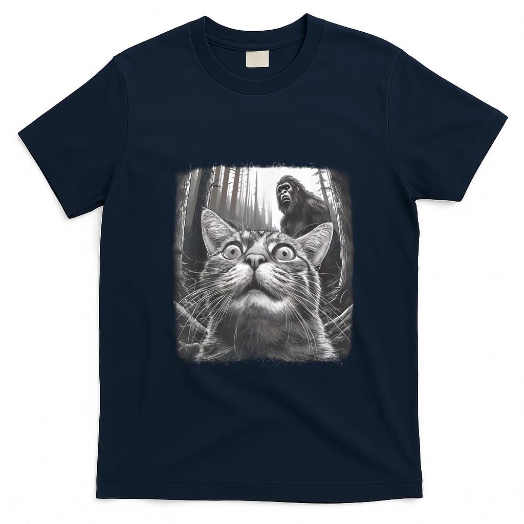 Funny Tees - Surprised Scared Cat Selfie With Sasquatsch Bigfoot 0D4ERF T-Shirt