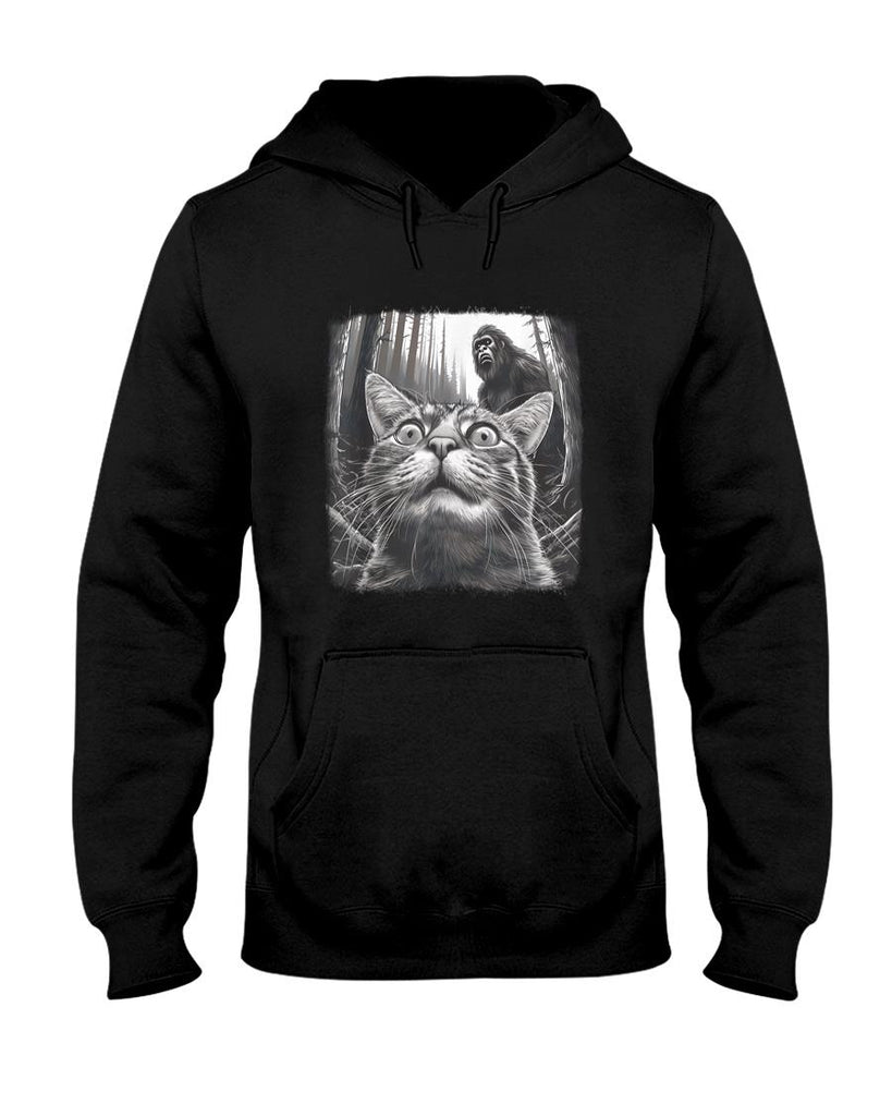 Funny Tees - Surprised Scared Cat Selfie With Sasquatsch Bigfoot 0D4ERF T-Shirt