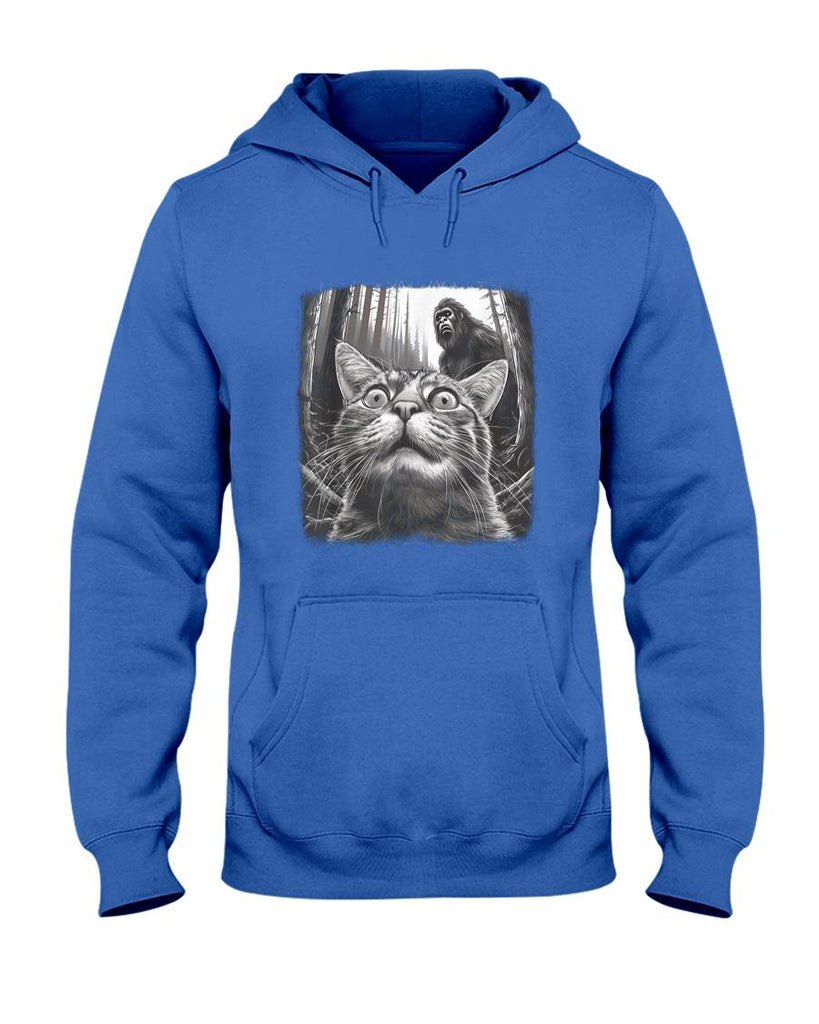 Funny Tees - Surprised Scared Cat Selfie With Sasquatsch Bigfoot 0D4ERF T-Shirt
