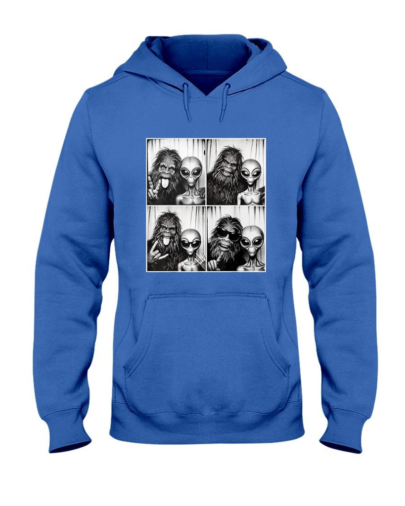 Funny Tees - Funny Photobooth Photo Sasquatch UFO Bigfoot And Alien T-Shirt